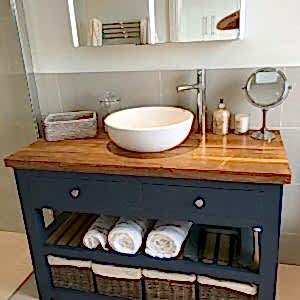 Lacivert Banyo Dolabı ve Mobilyası 300x300 - Banyo Dolapları